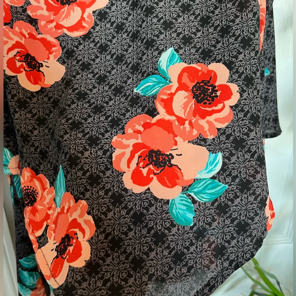 Like New Torrid vibrant v-neck layered cami - Picture 2 of 9